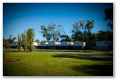 Merool on the Murray - Moama: Powered sites for caravans with cottages in background
