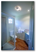 Merool on the Murray - Moama: Bathroom in Inland Studio