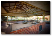 Merool on the Murray - Moama: Camp kitchen and BBQ area