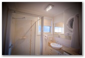 Merool on the Murray - Moama: Bathroom in Miners Hut