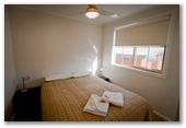 Merool on the Murray - Moama: Main bedroom in Miners Hut