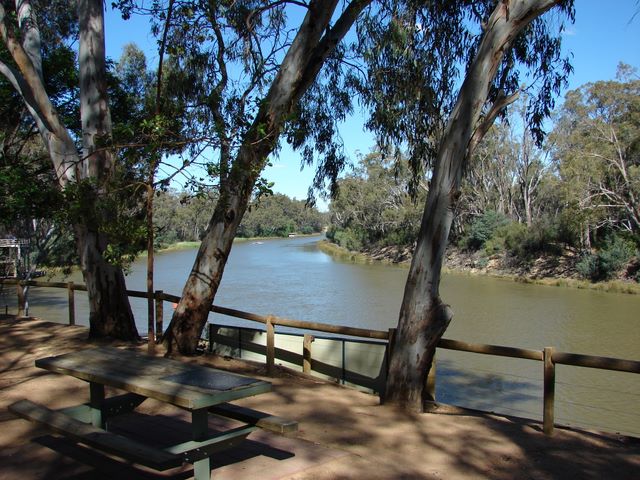 Moama Riverside Caravan Park - Moama: Picnic table beside the river