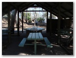 Moama Riverside Caravan Park - Moama: Camp kitchen and BBQ area