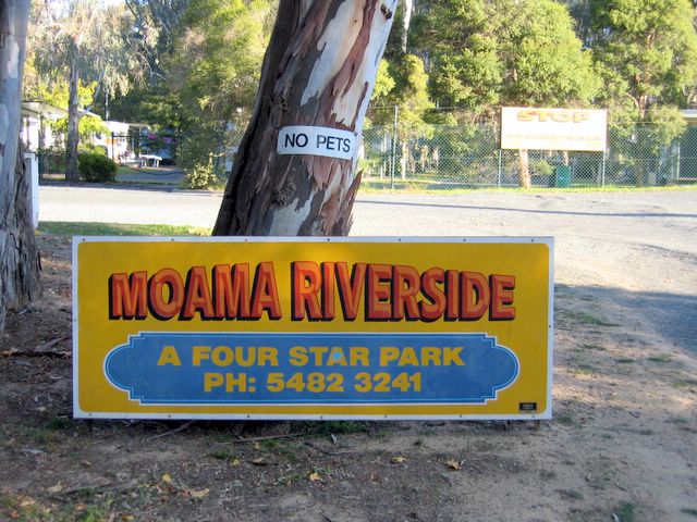 Moama Riverside Caravan Park 2006 - Moama: Moama Riverside Caravan Park welcome sign