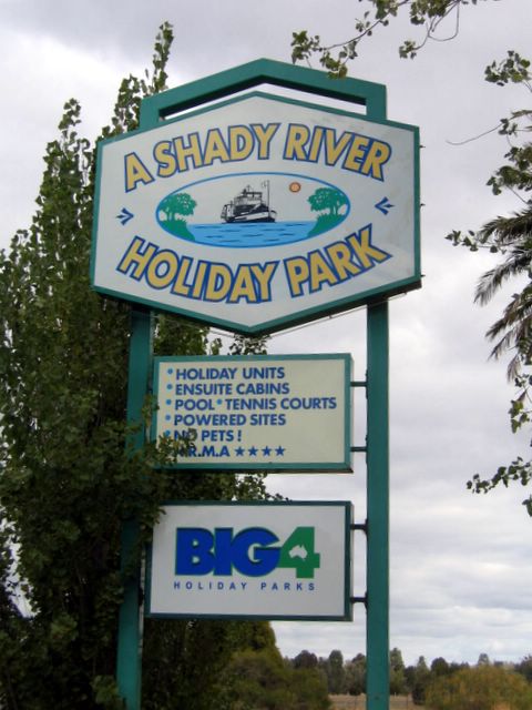 Shady River Holiday Park - Moama: Shady River Holiday Park welcome sign