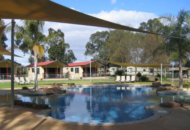 Shady River Holiday Park - Moama: Swimming pool with cottages in background
