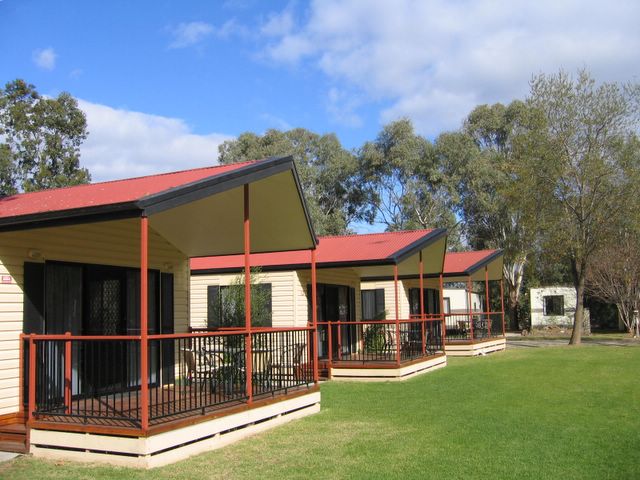 Shady River Holiday Park - Moama: Cottages with view of the pool