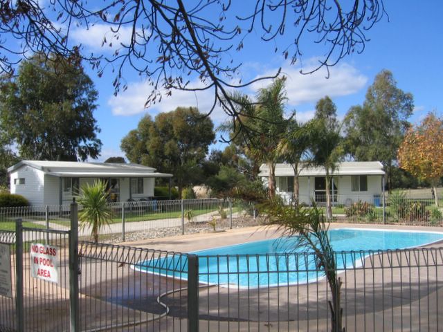 Shady River Holiday Park - Moama: Cottages with private pool area