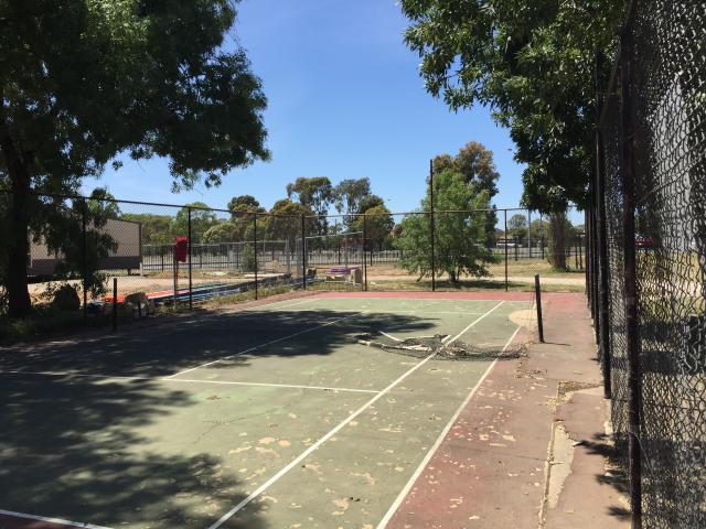 Finborough Caravan Park - Mooroopna: Tennis court