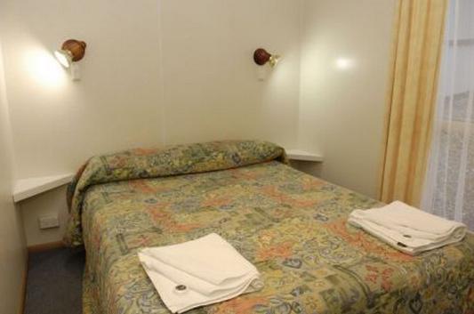 Discover Holiday Parks - Mornington Hobart - Mornington: Main bedroom in Superior Cottage
