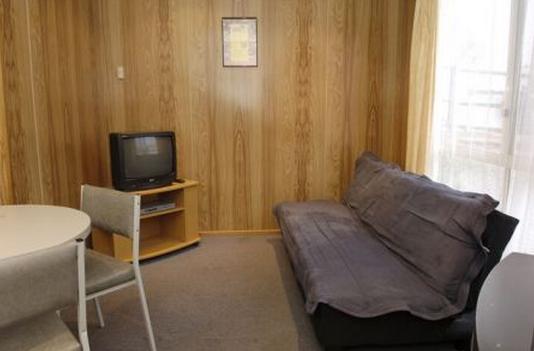 Discover Holiday Parks - Mornington Hobart - Mornington: Lounge room in Superior Cottage