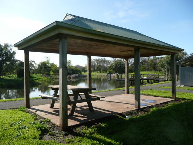Mortlake Caravan Park - Mortlake: Sheltered outdoor BBQ area adjacent to the park