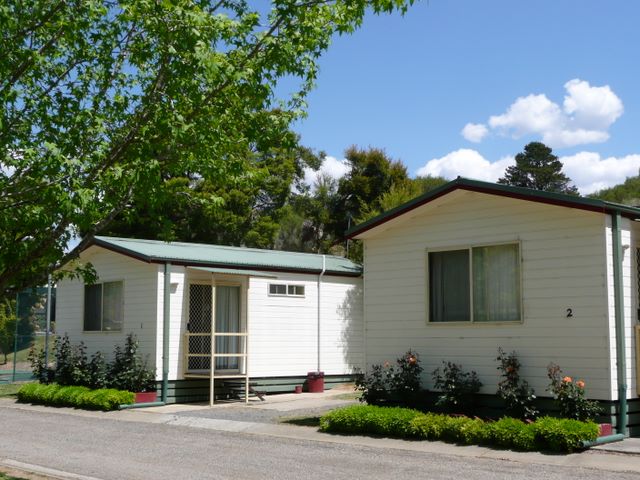 Moss Vale Village Caravan Park - Moss Vale: Cottage accommodation ideal for families, couples and singles