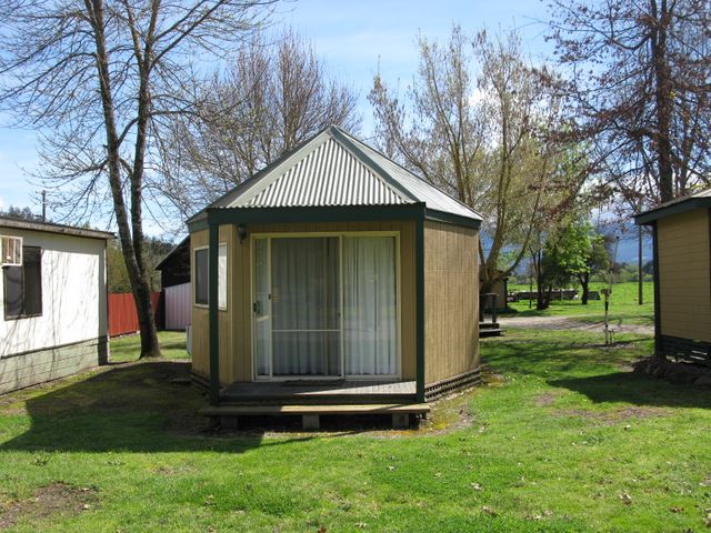 Mount Beauty Holiday Centre and Caravan Park - Mount Beauty: Budget cabin accommodation