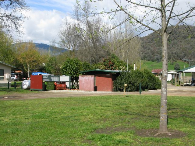 Mount Beauty Holiday Centre and Caravan Park - Mount Beauty: Amenities block and laundry