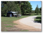 Mudgee Riverside Caravan & Tourist Park - Mudgee: Good gravel road to camping sites.