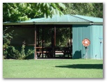 Mudgee Riverside Caravan & Tourist Park - Mudgee: Camp kitchen and BBQ area