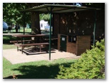 Mudgee Riverside Caravan & Tourist Park - Mudgee: Sheltered outdoor BBQ