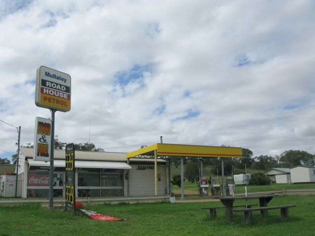 Post Office Caravan Park - Mullaley: Service Station and restaurant to the entrance to the park