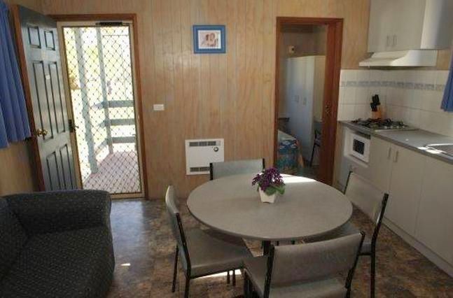 BIG4 Yarrawonga-Mulwala Lakeside Holiday Park - Mulwala: Kitchen and dining area in Family Cabin