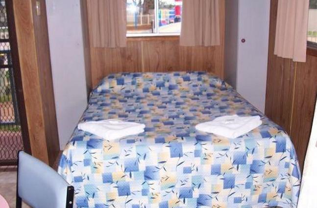 BIG4 Yarrawonga-Mulwala Lakeside Holiday Park - Mulwala: Main bedroom in Budget Cabin