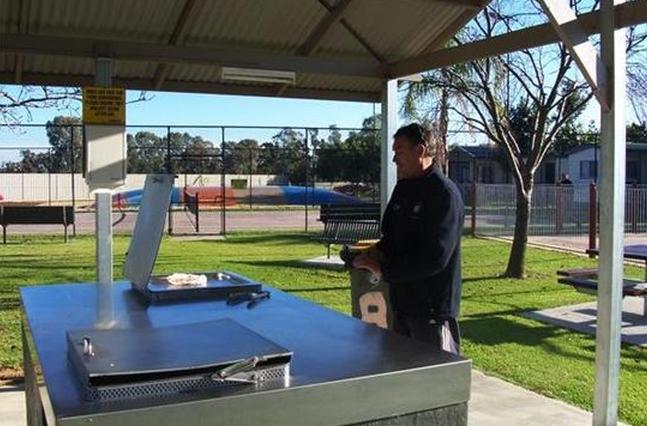 BIG4 Yarrawonga-Mulwala Lakeside Holiday Park - Mulwala: Modern Camp Kitchen and BBQ area with tennis courts in the background.
