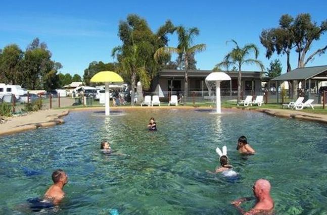 BIG4 Yarrawonga-Mulwala Lakeside Holiday Park - Mulwala: Spacious swimming pool attracts patrons of all ages.