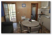 BIG4 Yarrawonga-Mulwala Lakeside Holiday Park - Mulwala: Kitchen and dining area in Family Cabin