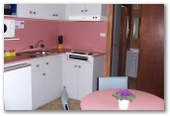 BIG4 Yarrawonga-Mulwala Lakeside Holiday Park - Mulwala: Kitchen and dining area in Budget Cabin