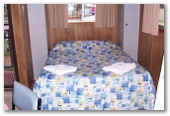 BIG4 Yarrawonga-Mulwala Lakeside Holiday Park - Mulwala: Main bedroom in Budget Cabin