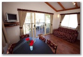 BIG4 Yarrawonga-Mulwala Lakeside Holiday Park - Mulwala: Living area in cottage