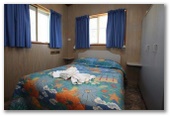 BIG4 Yarrawonga-Mulwala Lakeside Holiday Park - Mulwala: Main bedroom in Family Cabin