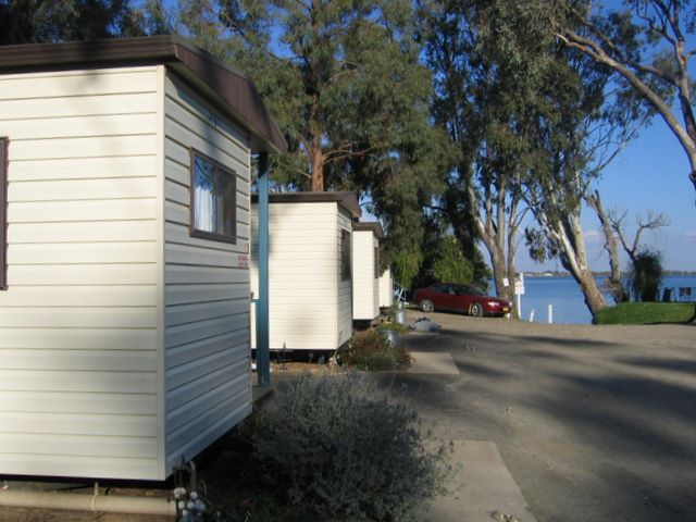 Mulwala Shoreline Caravan Park - Mulwala: Cottage accommodation, ideal for families, couples and singles