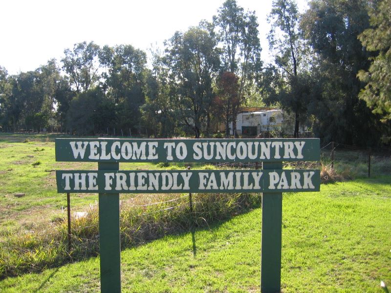 Sun Country Holiday Village - Mulwala: Suncountry Holiday Village welcome sign