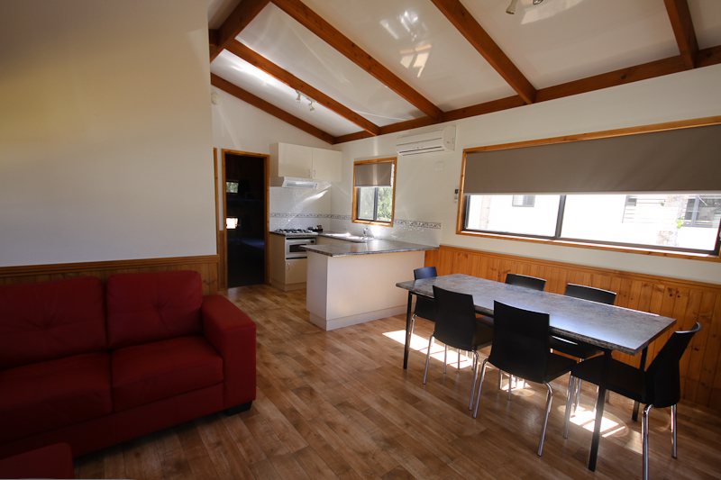 Sun Country Holiday Village - Mulwala: Interior of cottage