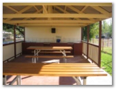 Sun Country Holiday Village - Mulwala: Camp kitchen and BBQ area