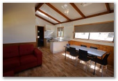Sun Country Holiday Village - Mulwala: Interior of cottage