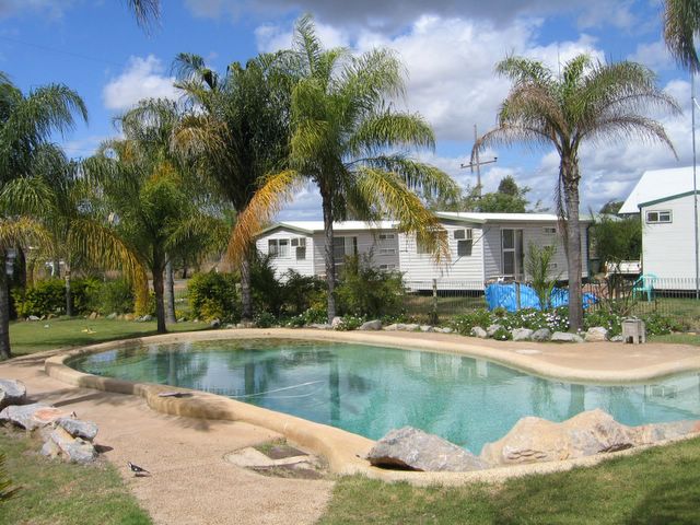 Citrus Country Caravan Village - Mundubbera: Swimming pool with cottages in the background
