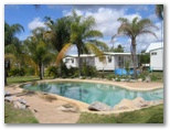 Citrus Country Caravan Village - Mundubbera: Swimming pool with cottages in the background