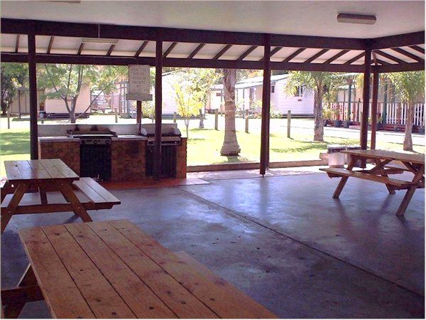 Myola Tourist Park - Myola: Camp kitchen and BBQ area