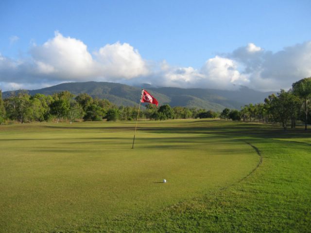 Mystic Sands Golf & Country Club - Balgal Beach: Green on Hole 7 - stunning background