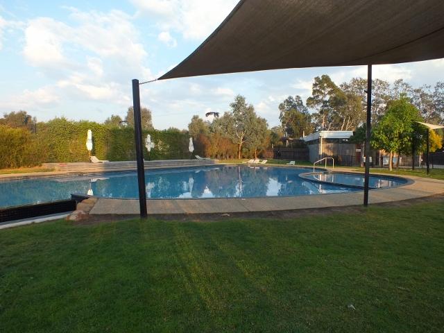 Nagambie Lakes Leisure Park - Nagambie: Pool with shade areas.