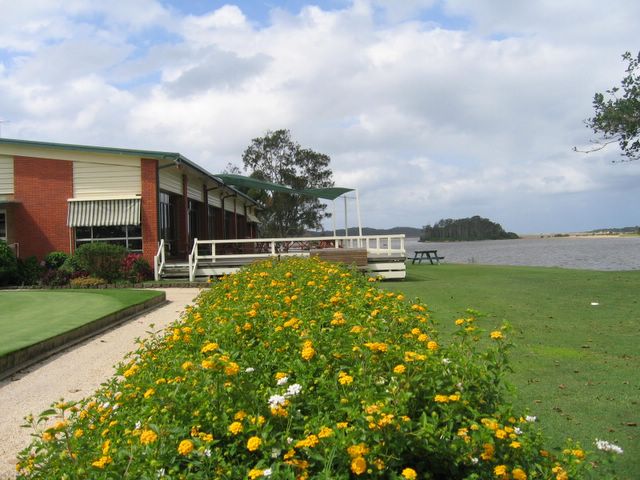 Nambucca Heads Island Golf Course - Nambucca Heads: View of Club House and river