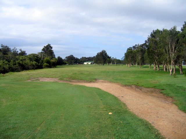 Nambucca Heads Island Golf Course - Nambucca Heads: Approach to the Green on Hole 9