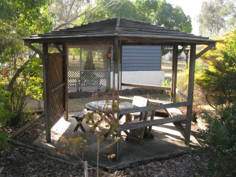 Twin Gums Caravan Park - Nanango: Picnic table