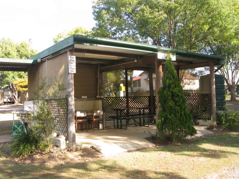 Twin Gums Caravan Park - Nanango: Camp kitchen and BBQ area
