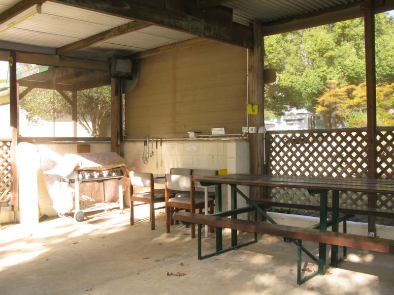Twin Gums Caravan Park - Nanango: Interior of camp kitchen