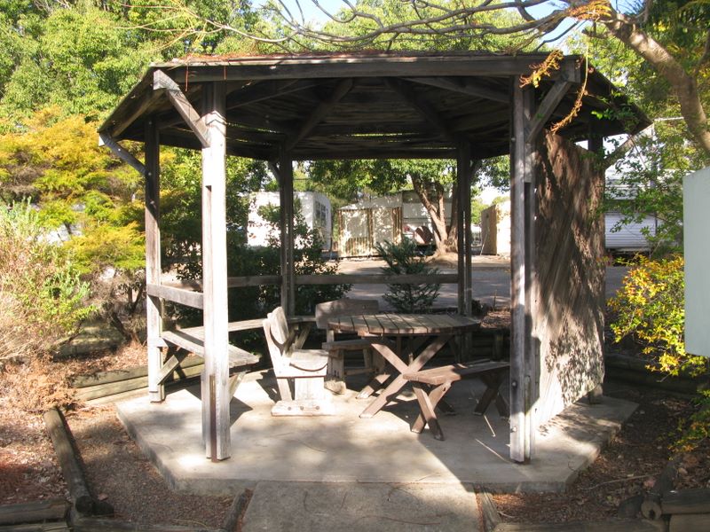 Twin Gums Caravan Park - Nanango: Sheltered dining area