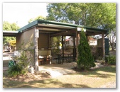 Twin Gums Caravan Park - Nanango: Camp kitchen and BBQ area