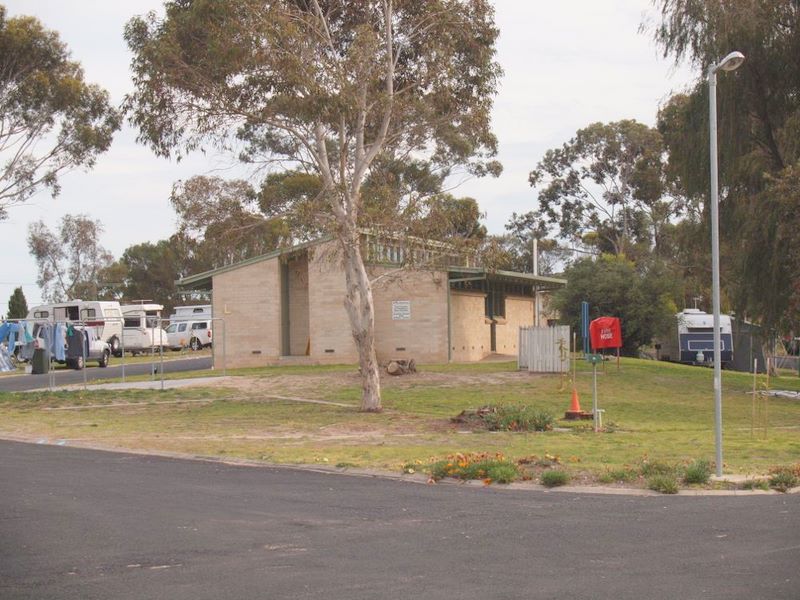 Naracoorte Holiday Park - Naracoorte: Main amenities block which is old but clean.
